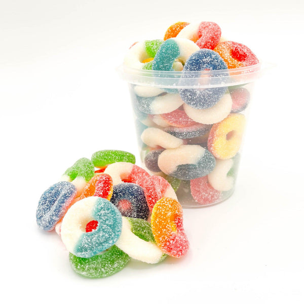 Le mélange signature "Anneaux Olympiques" rend hommage aux Jeux olympiques avec des jujubes ultra-frais en forme d'anneaux, représentant l'unité et la passion du sport. Savourez des bonbons aux saveurs fruitées telles que la pêche, framboise, melon, pomme verte et framboise bleue.