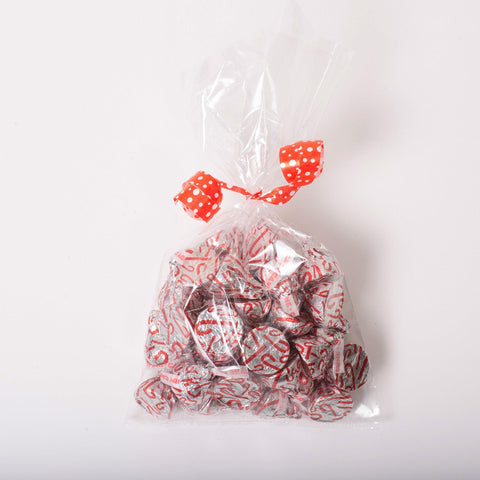 Le baluchon de chocolats Kisse's Candy Cane combine le chocolat crémeux et la fraîcheur de la menthe poivrée pour une expérience festive et gourmande. Idéal pour les fêtes de fin d'année, il ravira vos invités avec son goût unique et sa présentation élégante, parfaite pour offrir ou savourer en toute occasion.