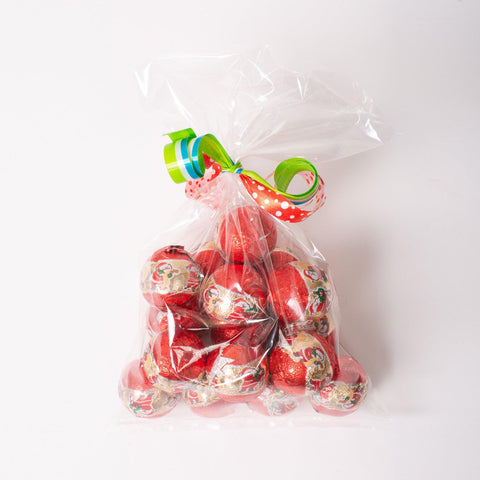 Les baluchons de boules de chocolat avec un centre décadent de caramel onctueux (200g) sont la friandise idéale pour vos bas de Noël ou pour offrir en cadeau. Chaque bouchée offre une explosion de douceur grâce à l’alliance du chocolat riche et du caramel fondant. 