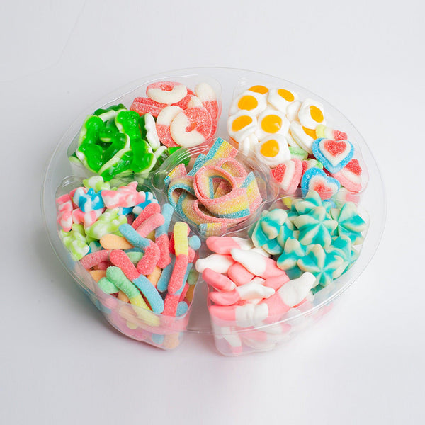 Célébrez vos moments spéciaux avec notre couronne de bonbons à partager ! Remplie de 9 variétés populaires choisies par notre équipe, et d’un centre en rubans arc-en-ciel, cette couronne est une véritable surprise gourmande.