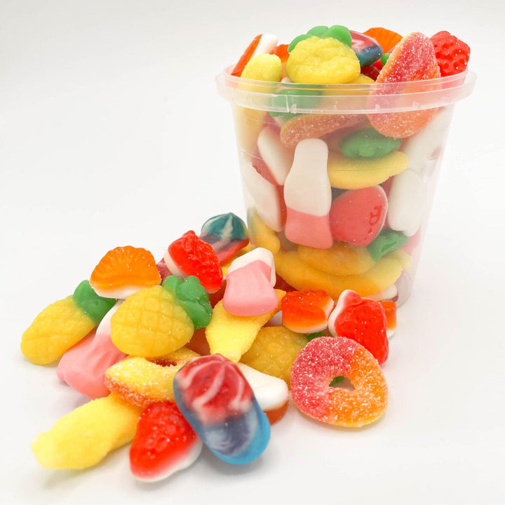 Le mélange signature "Journée à la Plage" capture l'esprit de l'été avec des jujubes ultra-frais aux saveurs de fruits tropicaux, parfaits pour des moments de détente sur le sable. Savourez des bonbons comme la salade de fruits, les bananes givrées, les bouteilles frappées à la fraise, et bien plus encore.