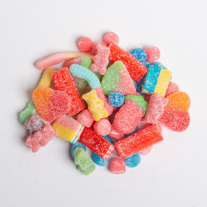 Le mélange signature "Êtes-vous Sûrs ?" est une explosion de saveurs surettes avec des jujubes ultra-frais comme les coeurs à la pêche, briques arc-en-ciel, oursons sûrs, et bien plus encore.