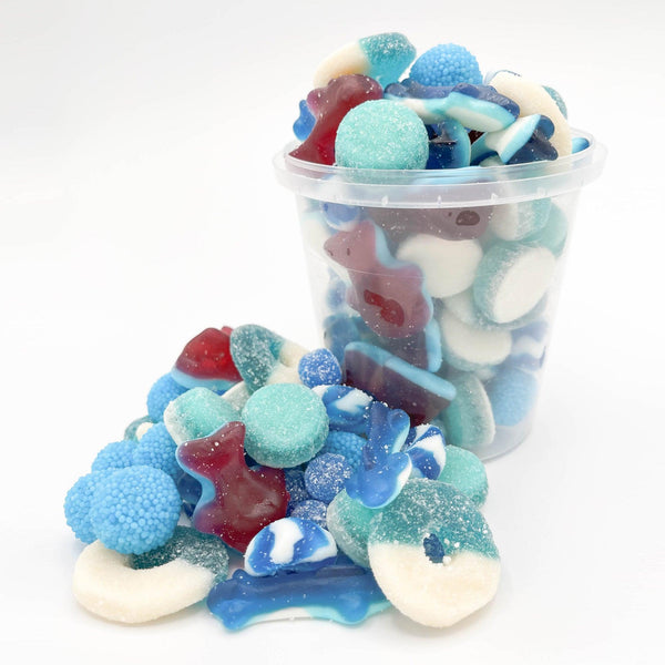 Le mélange signature "Sous l'Océan" vous plonge dans un univers aquatique avec des jujubes ultra-frais dans des teintes de bleu, évoquant la mer et ses merveilles. Savourez des bonbons comme les tartes à la framboise bleue, baleines farcies, requins, et bien plus encore.